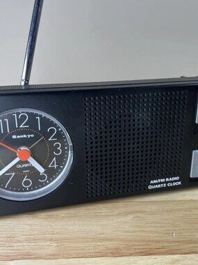 Vintage Sankyo 134P Quartz Alarm Clock Radio AM FM Battery Powered Made in Hong